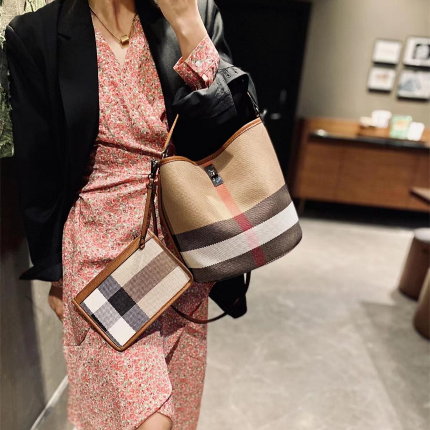 【Aurora Bucket】Checkered Bucket Bag with Small Wallet L 9.06" , W 7.09" , H 9.45"-buy 1 get 1 pony and 1 coins purse